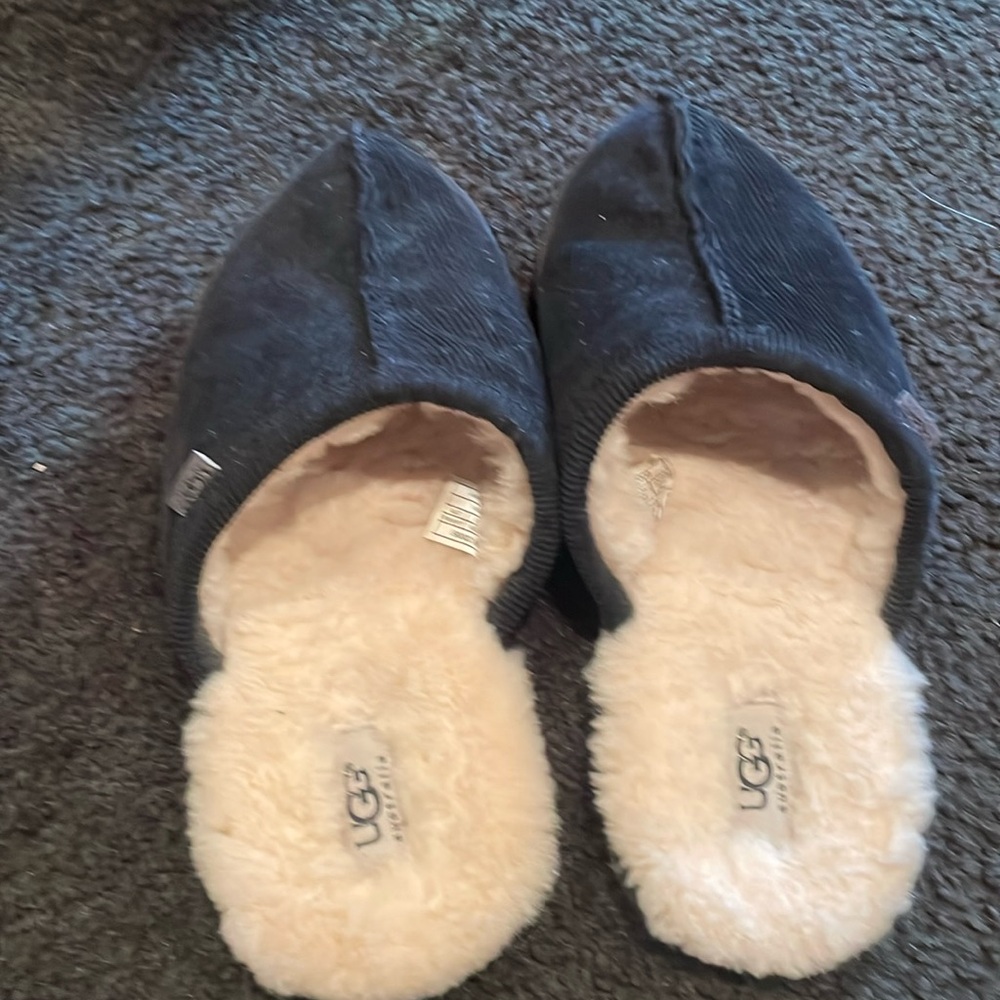 Men’s Ugg slippers size 9 used but in good  condition